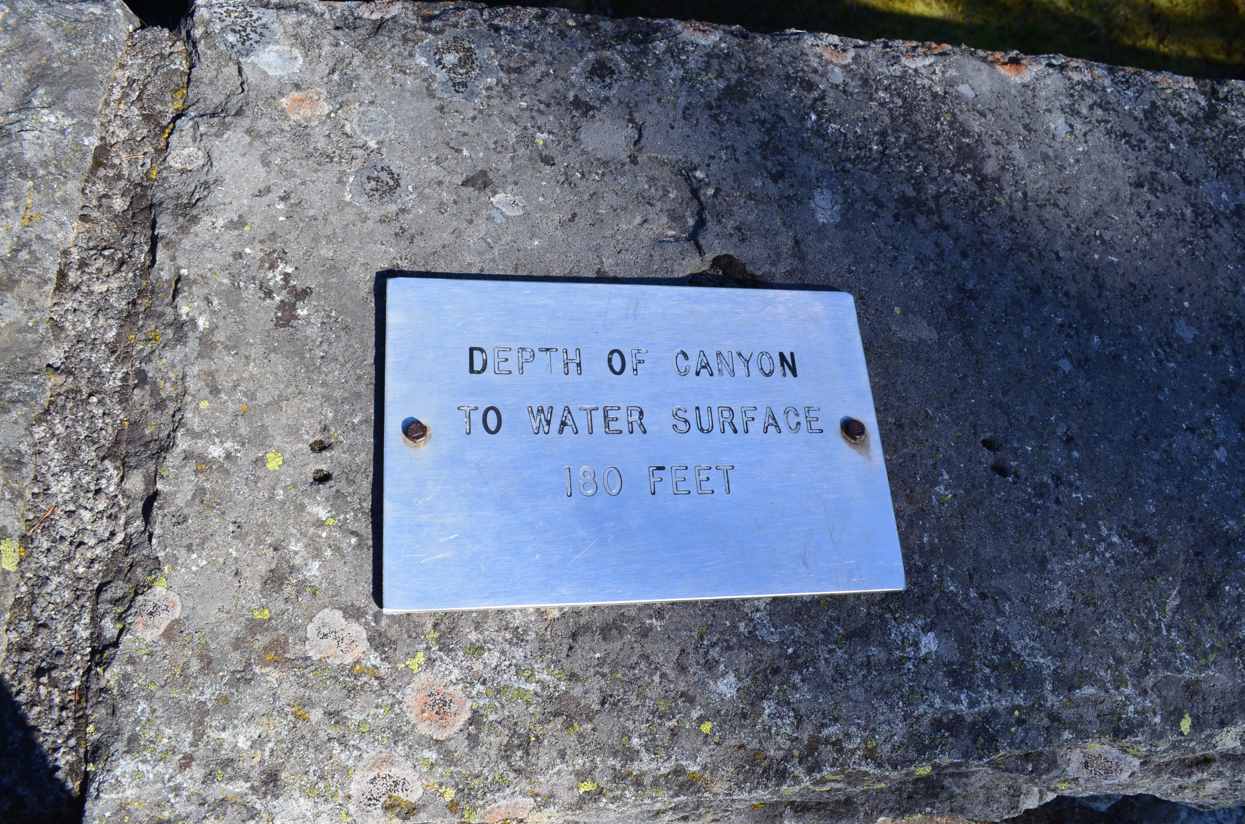 Sign stating that the bridge is 180 feet above the river.