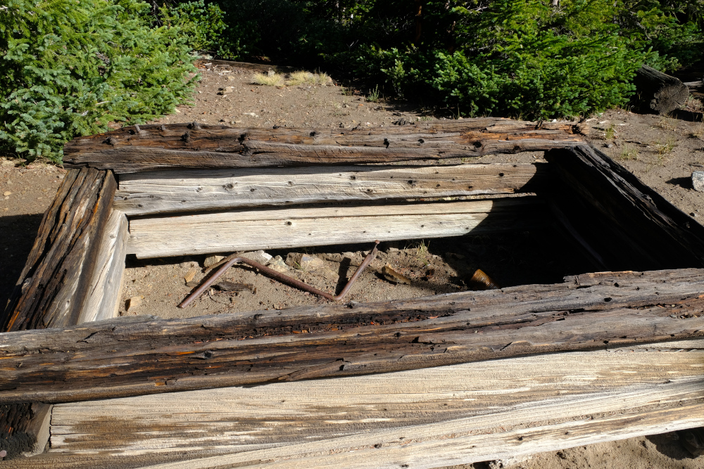 A box made out of logs, looks like it was for some attempted mine works. (close up)