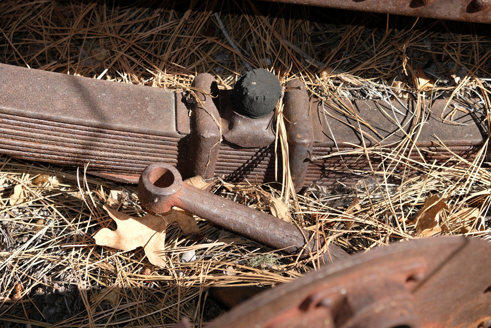 A close up of the leaf springs on the cart-thing.