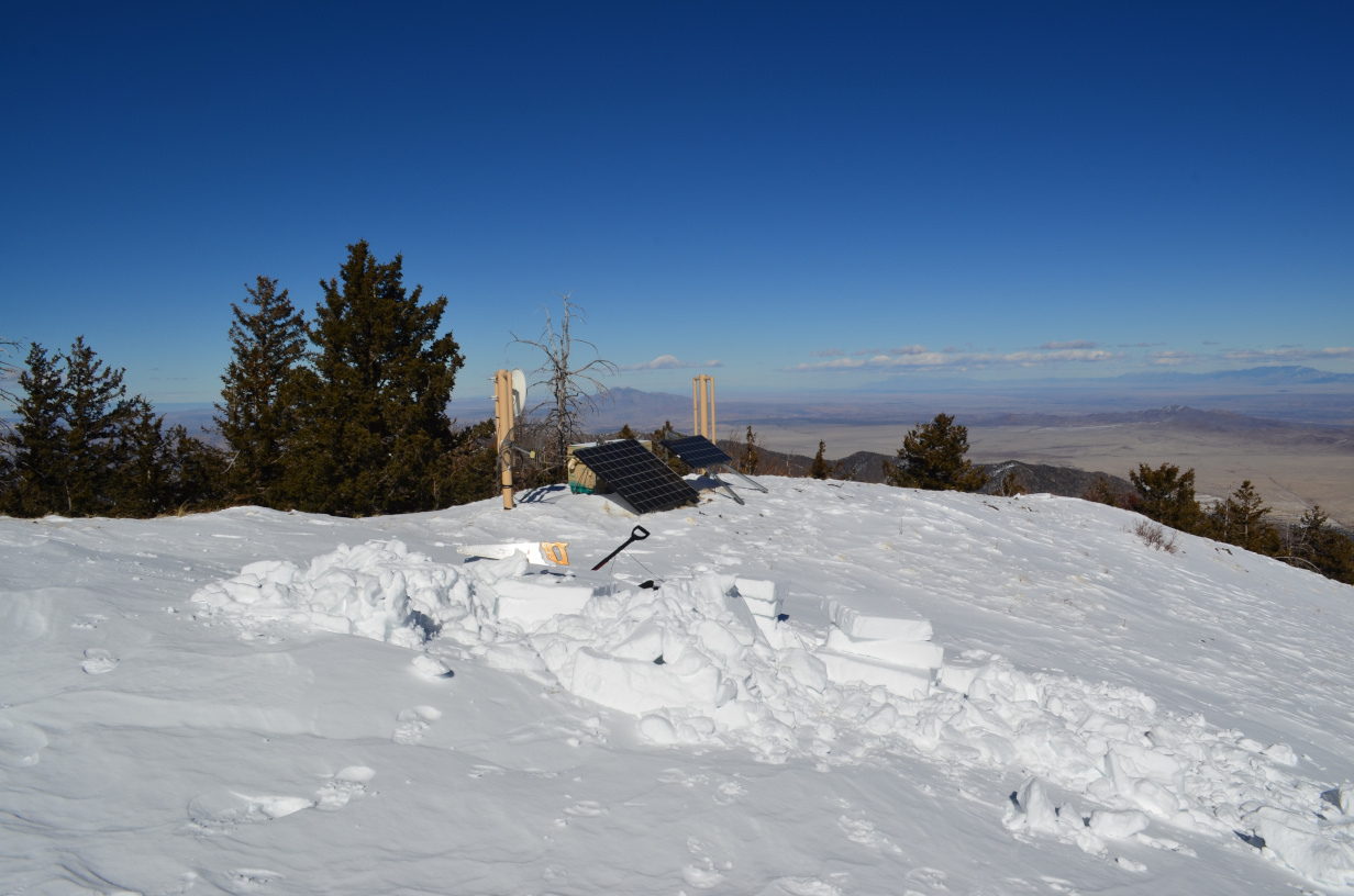 Starting to quarry snow blocks.