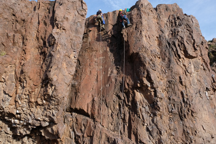 2 cavers descending at Box.